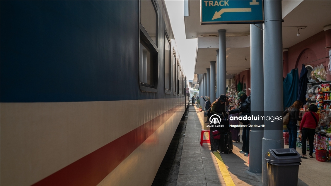 Birleşme Treni, Vietnam'ın kuzey ve güneyini simgesel olarak bağlayan 37 saatlik yolculuk sunuyor
