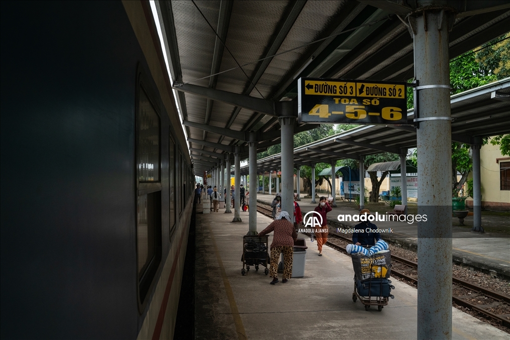 Birleşme Treni, Vietnam'ın kuzey ve güneyini simgesel olarak bağlayan 37 saatlik yolculuk sunuyor