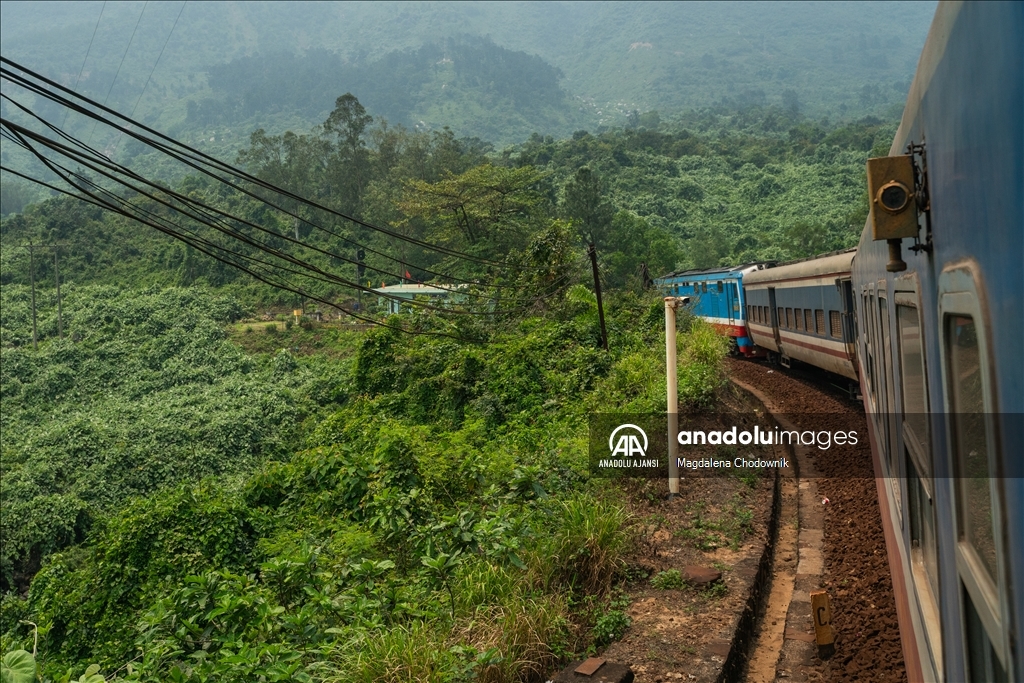 Birleşme Treni, Vietnam'ın kuzey ve güneyini simgesel olarak bağlayan 37 saatlik yolculuk sunuyor