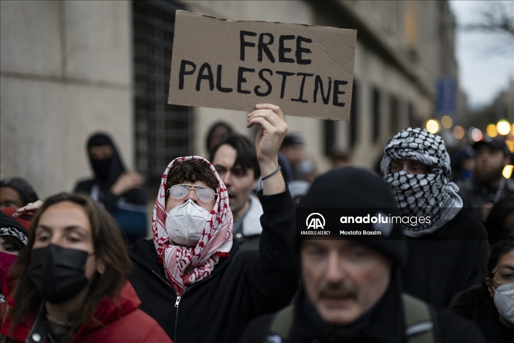 В Нью-Йорке студенты приковали себя цепями к воротам университета в поддержку палестинского активиста Халила