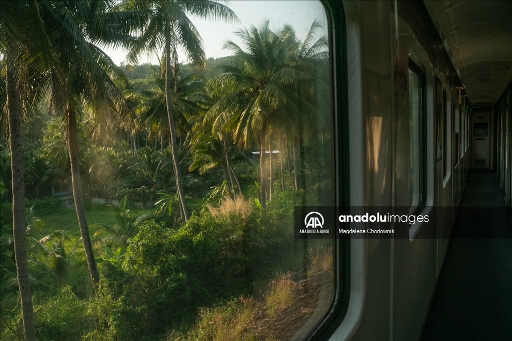 Birleşme Treni, Vietnam'ın kuzey ve güneyini simgesel olarak bağlayan 37 saatlik yolculuk sunuyor