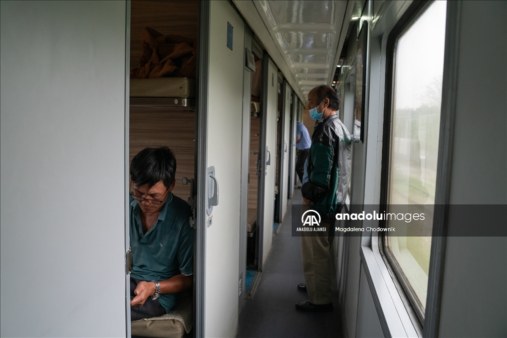 Birleşme Treni, Vietnam'ın kuzey ve güneyini simgesel olarak bağlayan 37 saatlik yolculuk sunuyor