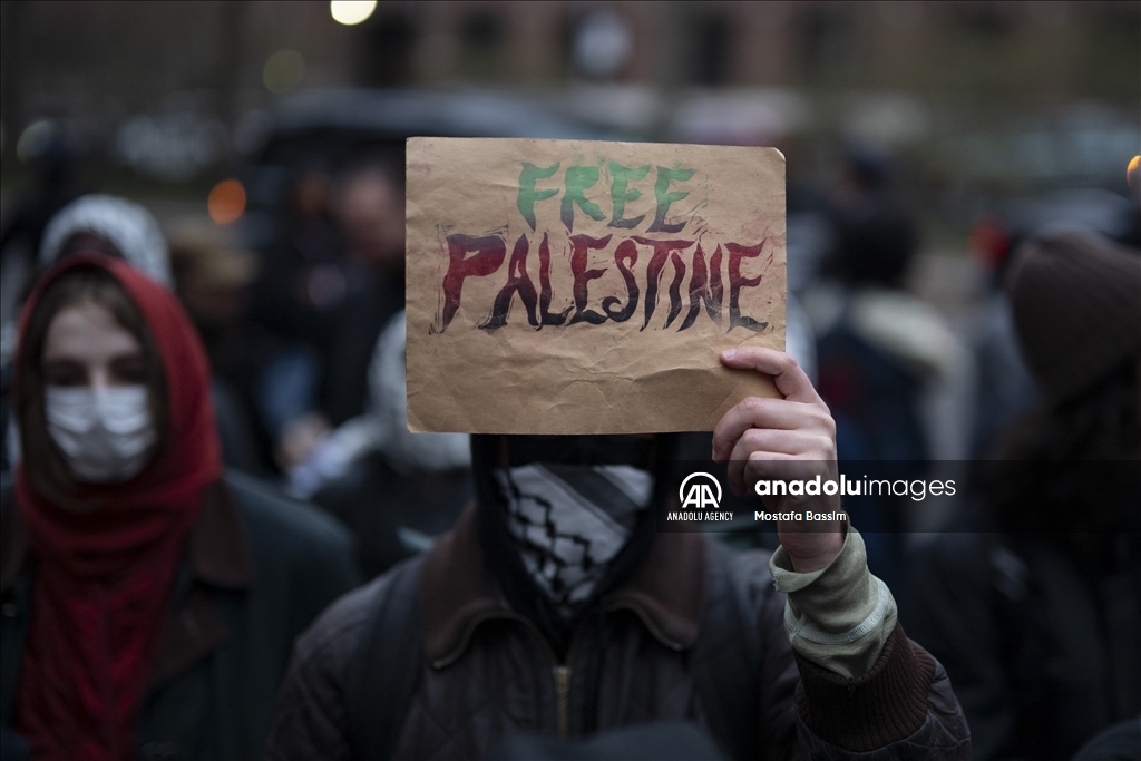 В Нью-Йорке студенты приковали себя цепями к воротам университета в поддержку палестинского активиста Халила