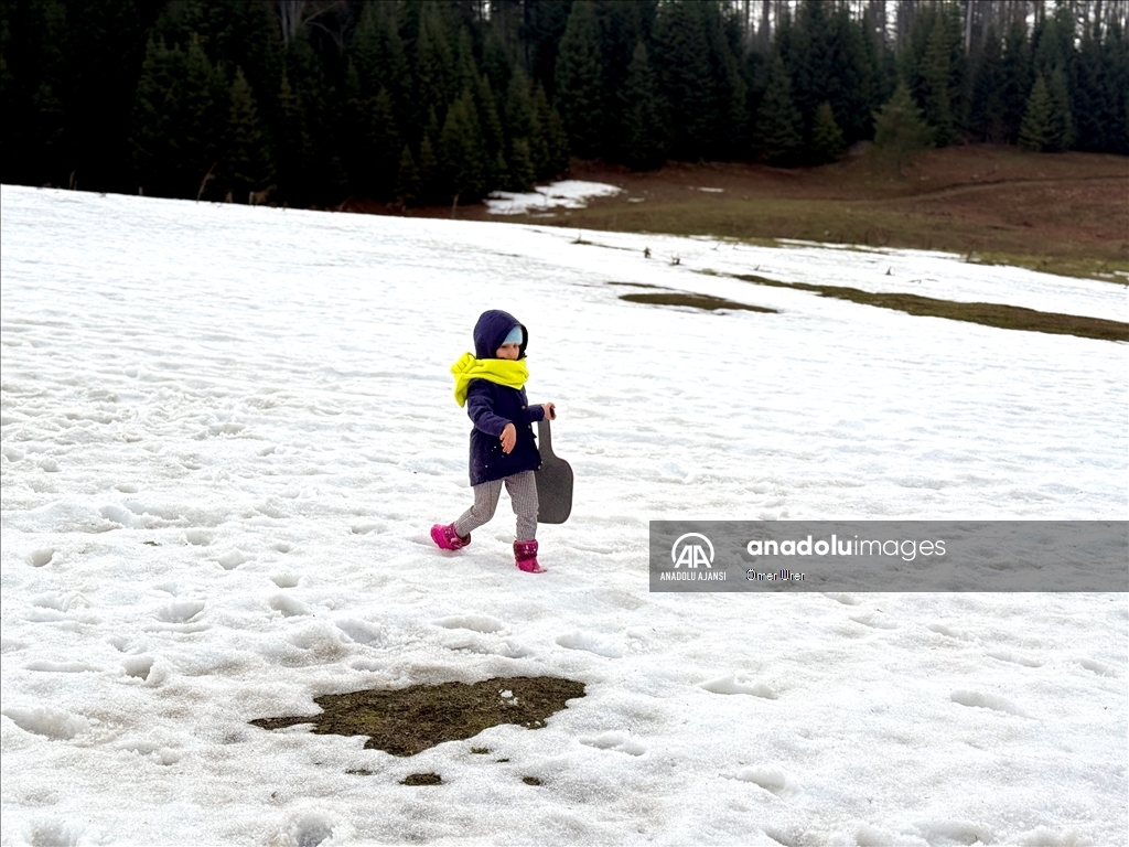 Düzce'deki yaylalar, kışın ve ilkbaharın izlerini taşıyor