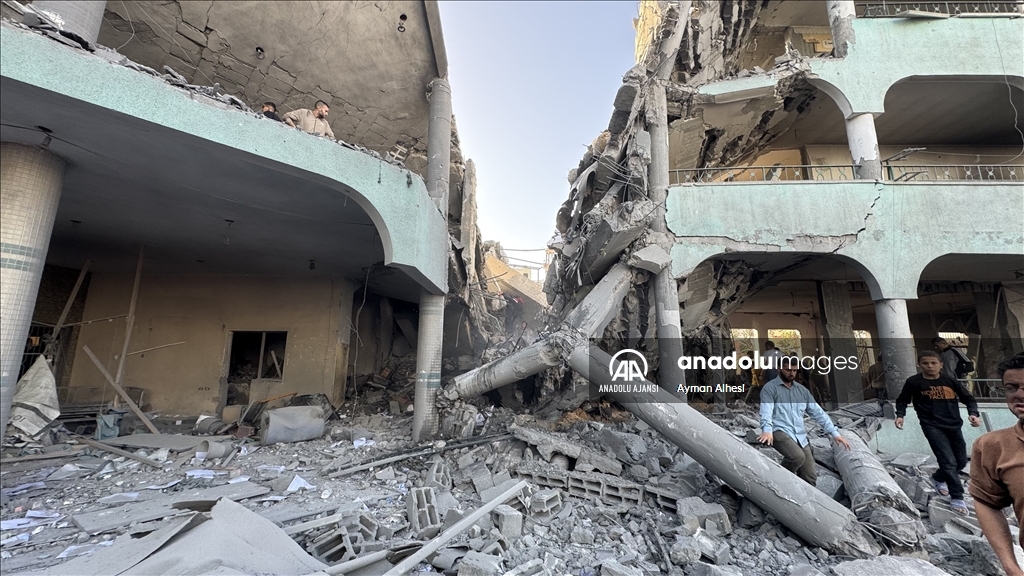 İsrail'in Gazze'de bir okula düzenlediği saldırıda aralarında çocukların da bulunduğu 19 Filistinli öldü