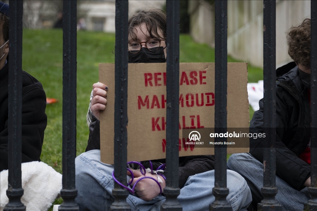 В Нью-Йорке студенты приковали себя цепями к воротам университета в поддержку палестинского активиста Халила