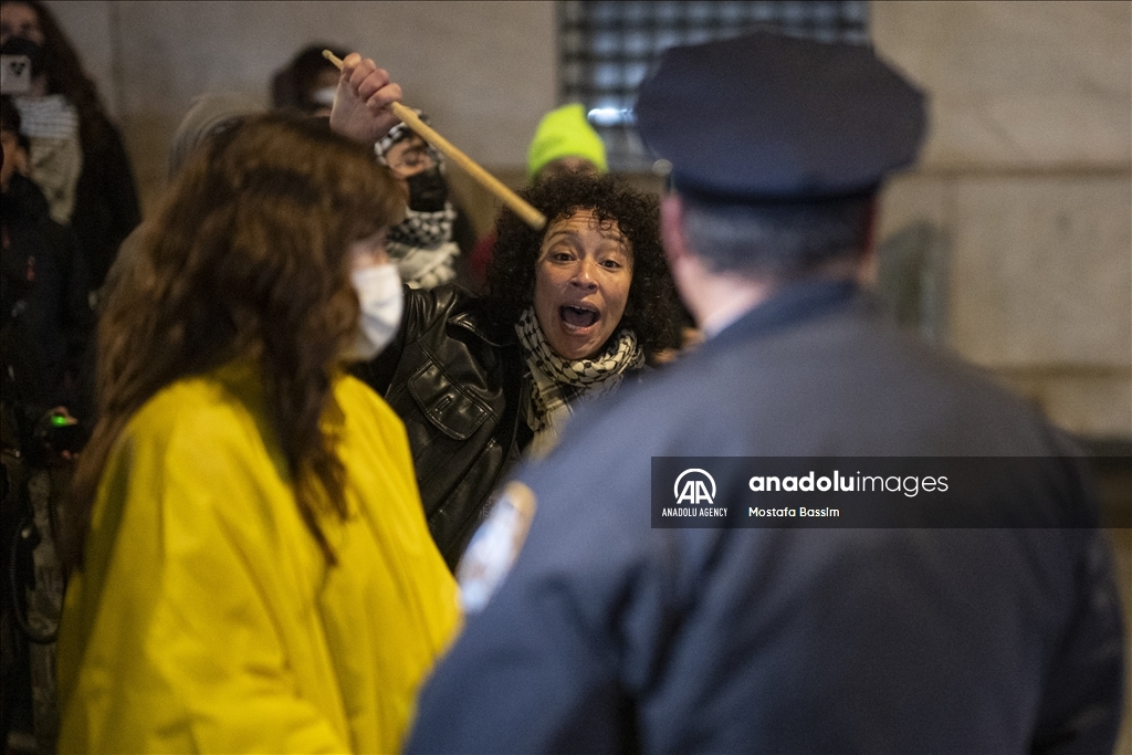 В Нью-Йорке студенты приковали себя цепями к воротам университета в поддержку палестинского активиста Халила