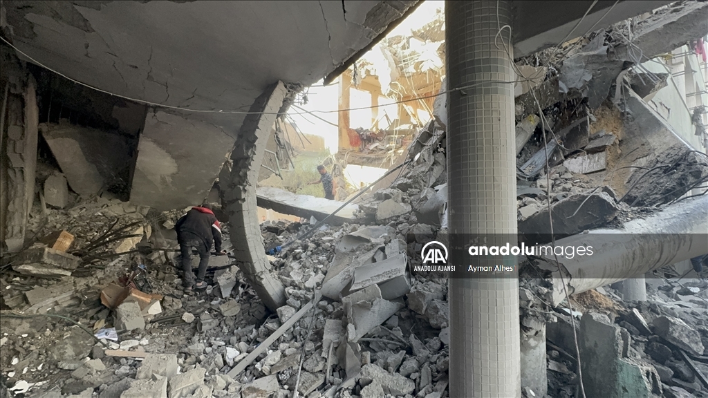 İsrail'in Gazze'de bir okula düzenlediği saldırıda aralarında çocukların da bulunduğu 19 Filistinli öldü