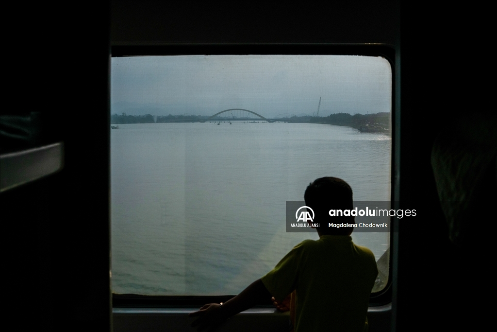 Birleşme Treni, Vietnam'ın kuzey ve güneyini simgesel olarak bağlayan 37 saatlik yolculuk sunuyor