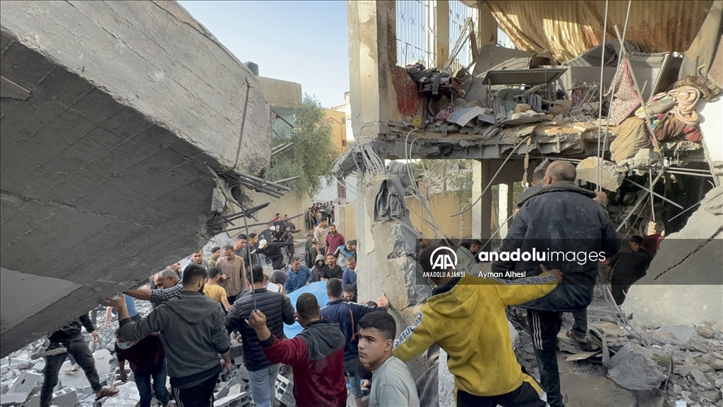 İsrail'in Gazze'de bir okula düzenlediği saldırıda aralarında çocukların da bulunduğu 19 Filistinli öldü