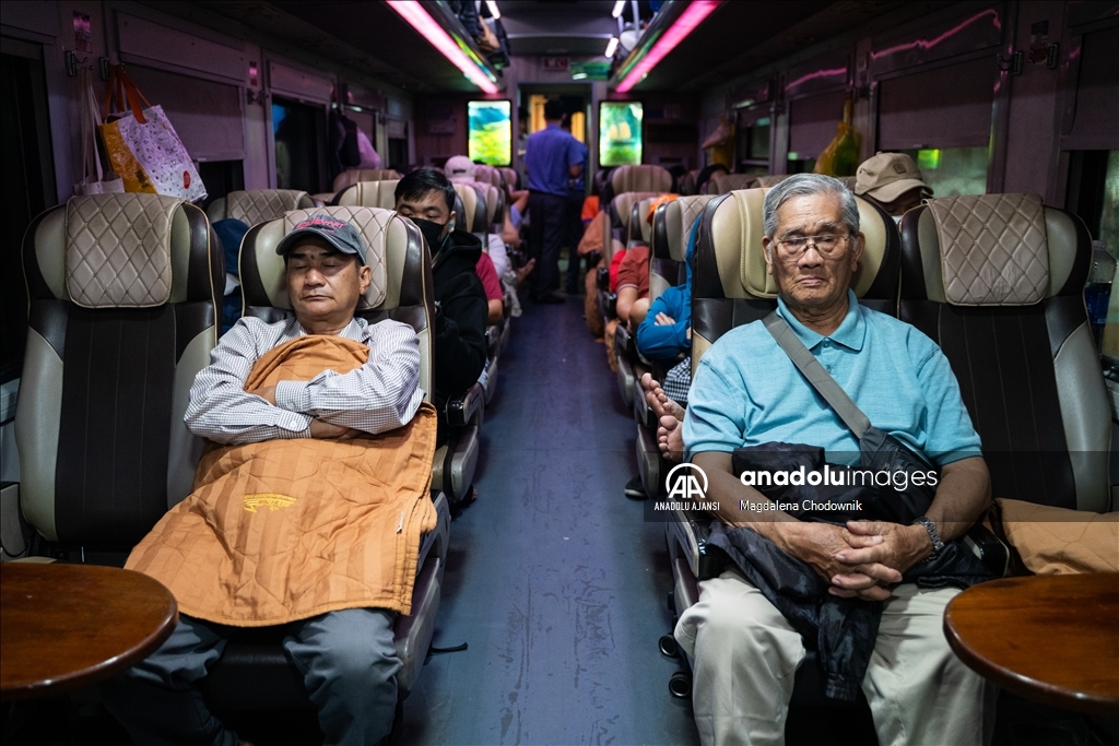 Birleşme Treni, Vietnam'ın kuzey ve güneyini simgesel olarak bağlayan 37 saatlik yolculuk sunuyor