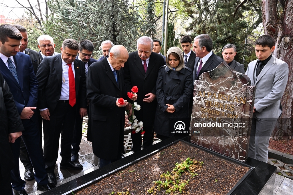 MHP Genel Başkanı Bahçeli, Alparslan Türkeş'in kabrini ziyaret etti