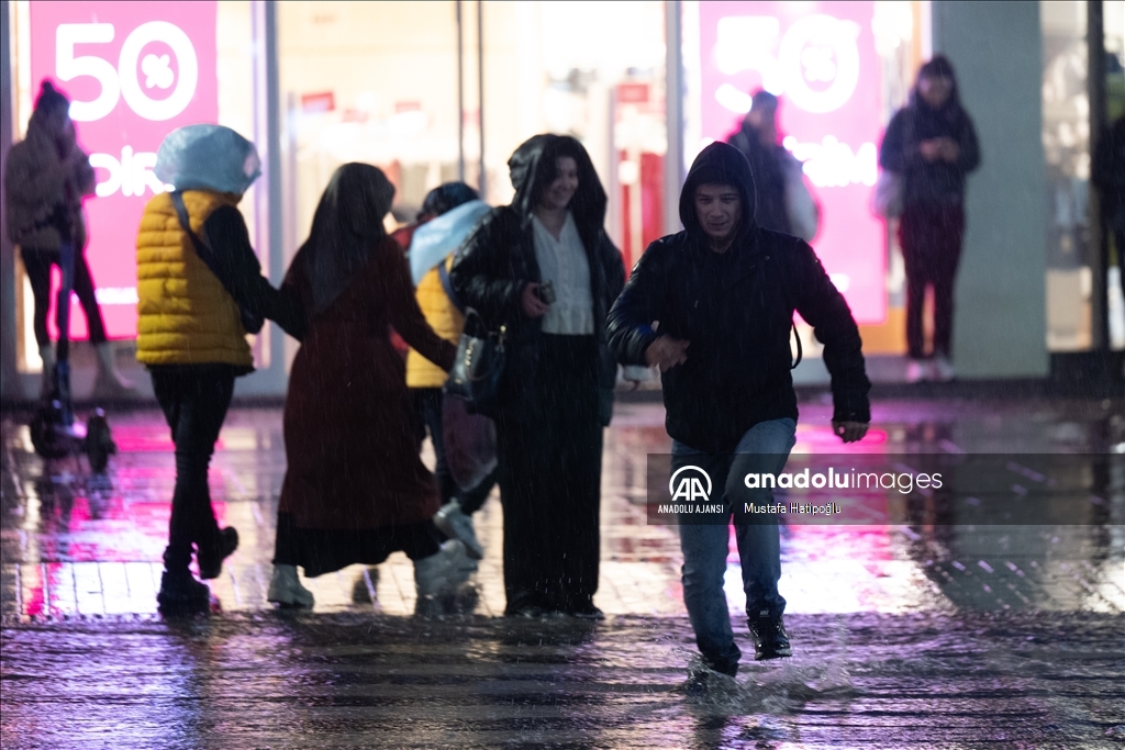 Ankara'da gök gürültülü sağanak ve dolu etkili oldu