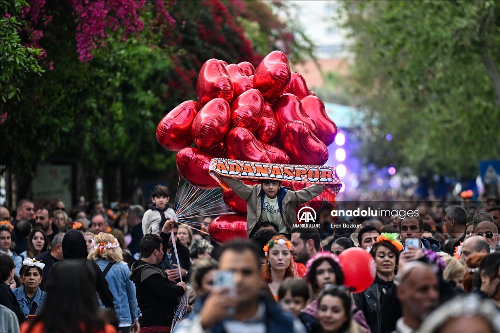 Uluslararası Portakal Çiçeği Karnavalı'nın kortej geçişi yapıldı