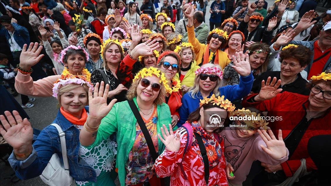 Uluslararası Portakal Çiçeği Karnavalı'nın kortej geçişi yapıldı