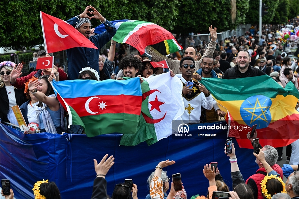Uluslararası Portakal Çiçeği Karnavalı'nın kortej geçişi yapıldı