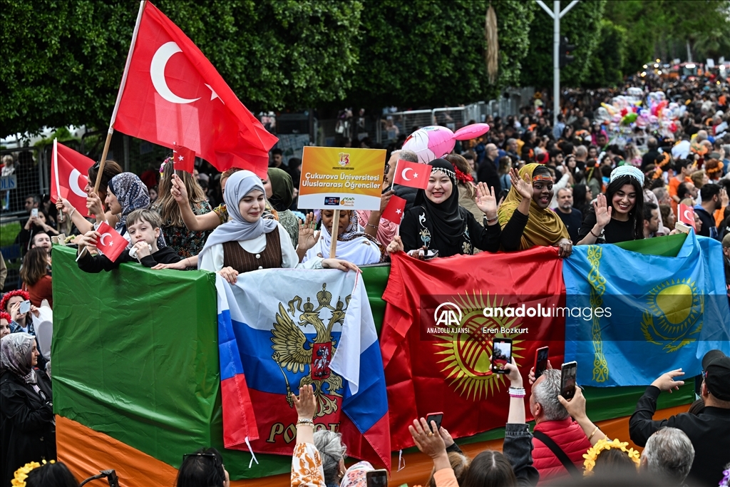 Uluslararası Portakal Çiçeği Karnavalı'nın kortej geçişi yapıldı