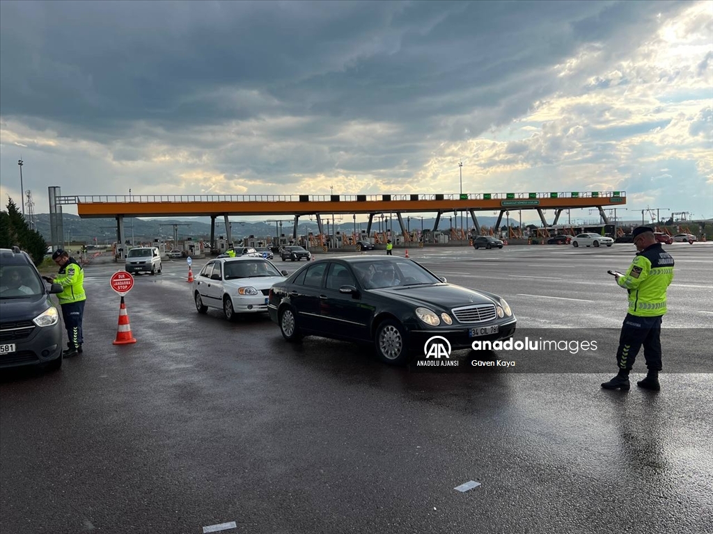 İstanbul-İzmir Otoyolu ile Osmangazi Köprüsü'nde tatilcilerin dönüş hareketliliği devam ediyor