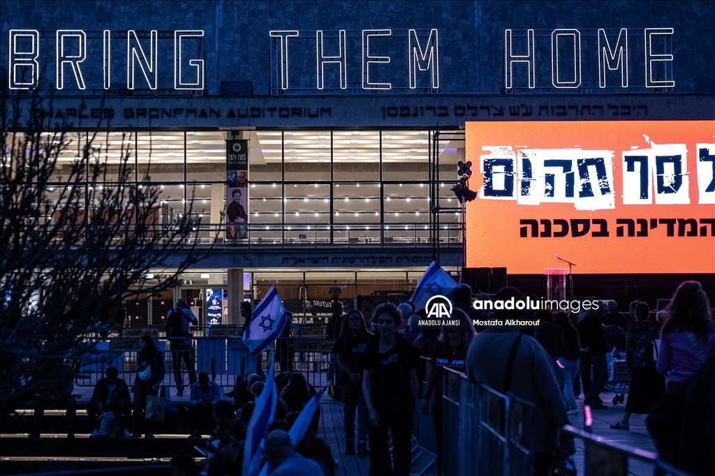 Tel Aviv'de binlerce kişi protesto gösterisi düzenledi