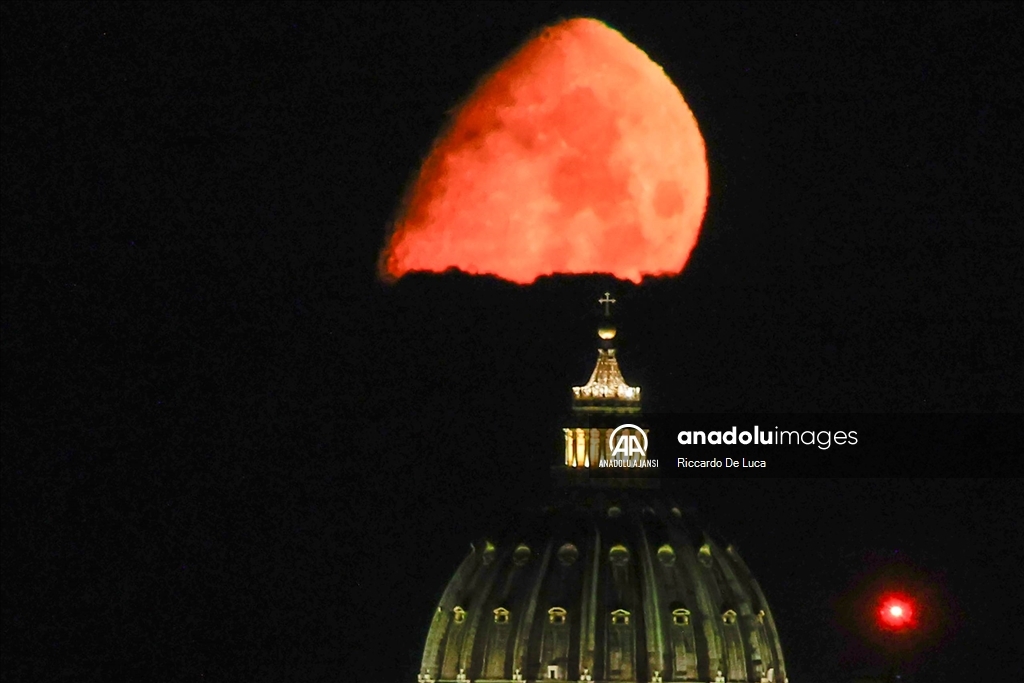 İtalya'da "Büyüyen Kambur Ay"