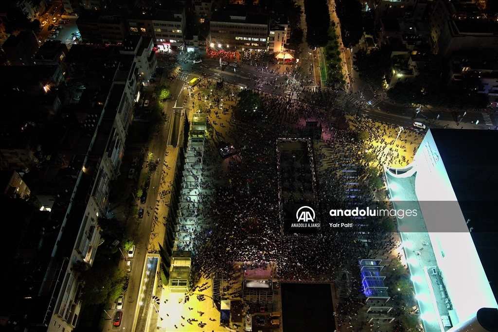 Tel Aviv'de binlerce kişi protesto gösterisi düzenledi