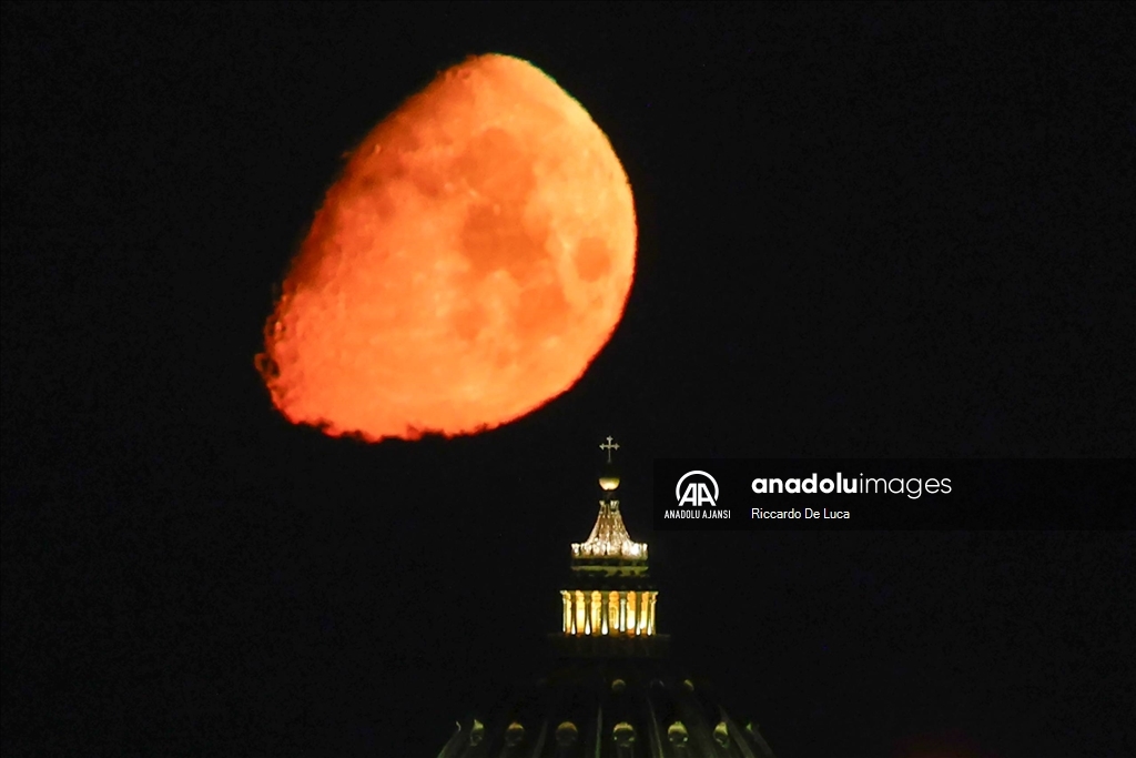 İtalya'da "Büyüyen Kambur Ay"