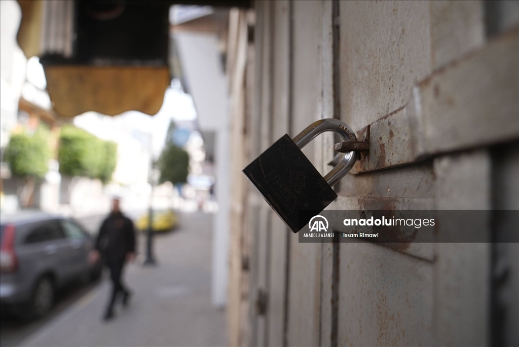 Batı Şeria'da, İsrail'in saldırılarını protesto için Filistinliler greve gitti