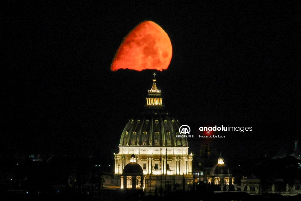 İtalya'da "Büyüyen Kambur Ay"