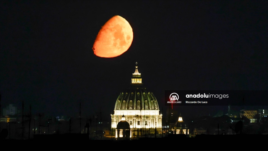 İtalya'da "Büyüyen Kambur Ay"