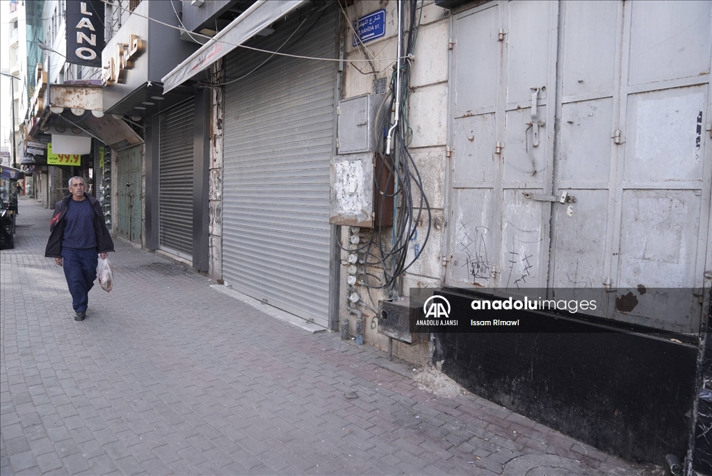 Batı Şeria'da, İsrail'in saldırılarını protesto için Filistinliler greve gitti