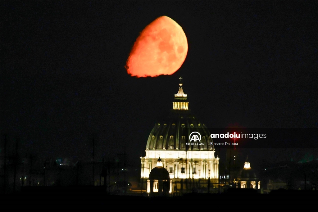 İtalya'da "Büyüyen Kambur Ay"