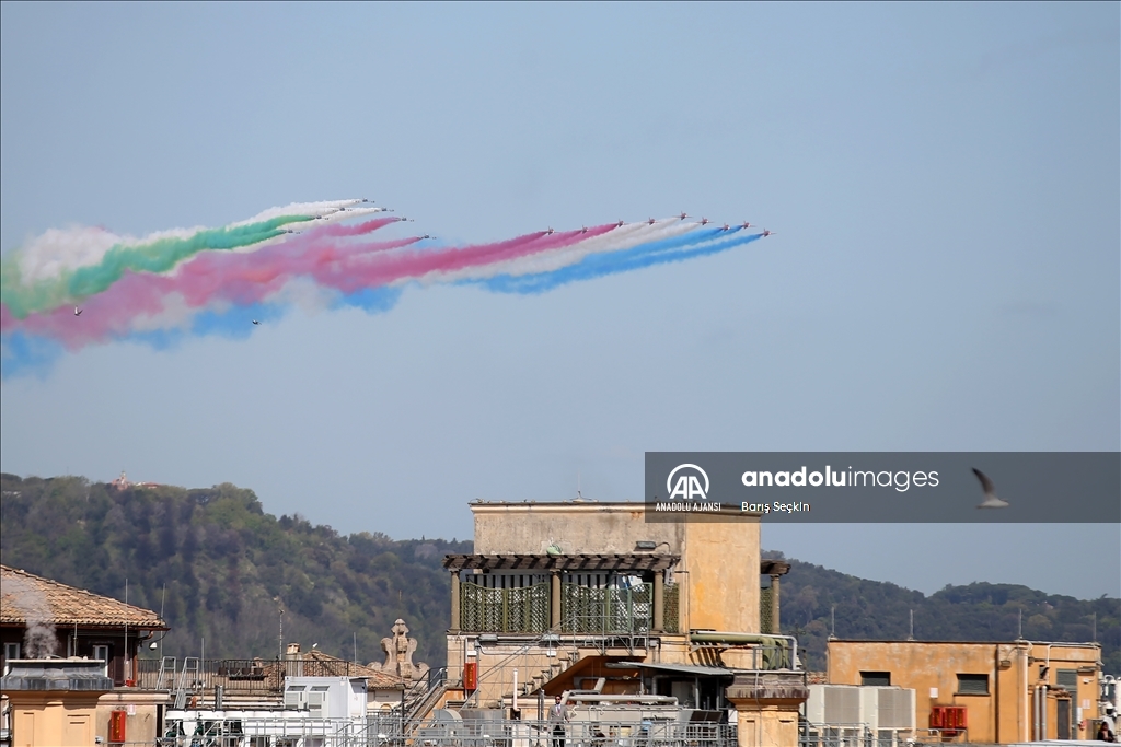 "Frecce Tricolori" ve "Red Arrows"tan Roma'da selamlama uçuşu