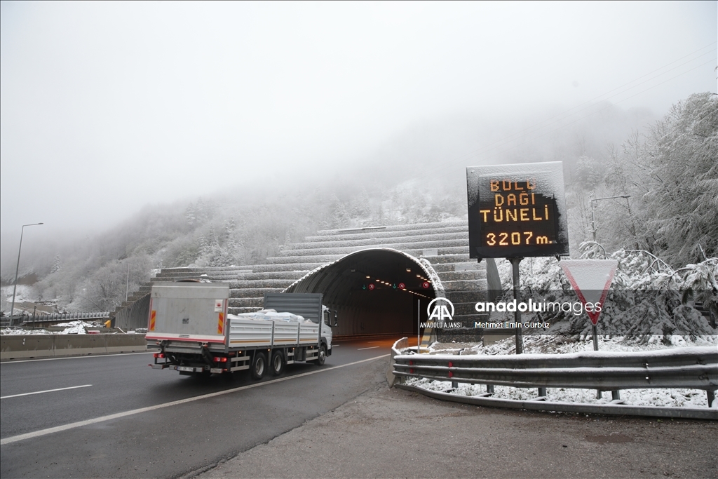 Bolu Dağı'nda kar yağışı ve sis etkili oldu