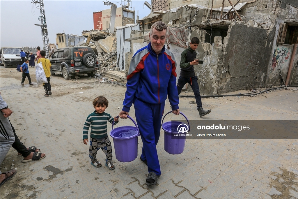 İsrail saldırıları altındaki Gazze'de Filistinliler temiz suya erişmek için her gün mücadele veriyor