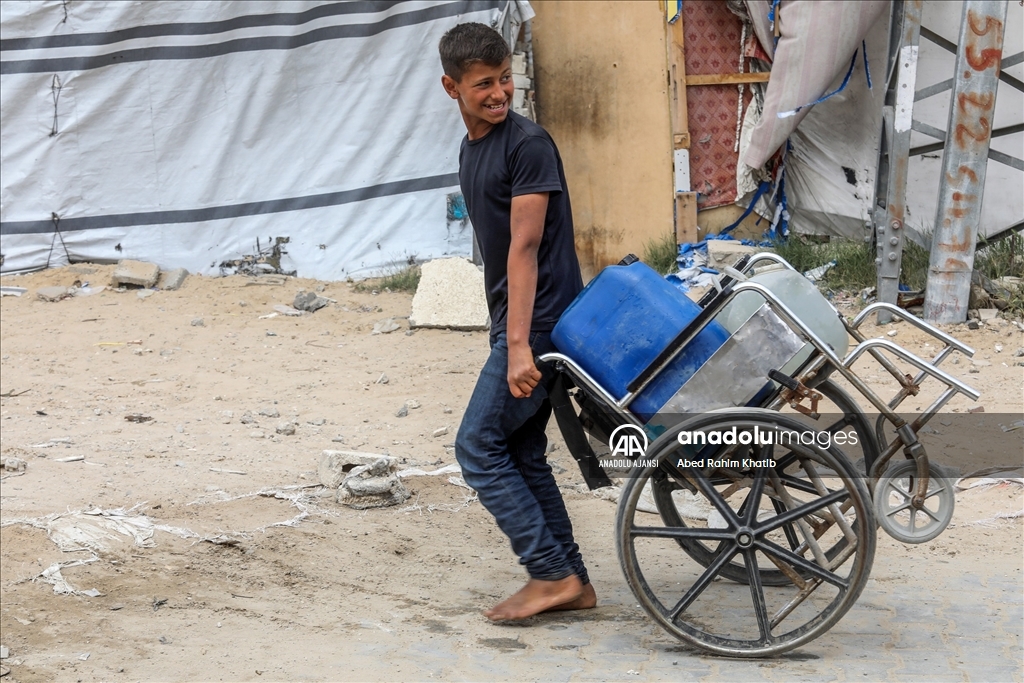 İsrail saldırıları altındaki Gazze'de Filistinliler temiz suya erişmek için her gün mücadele veriyor