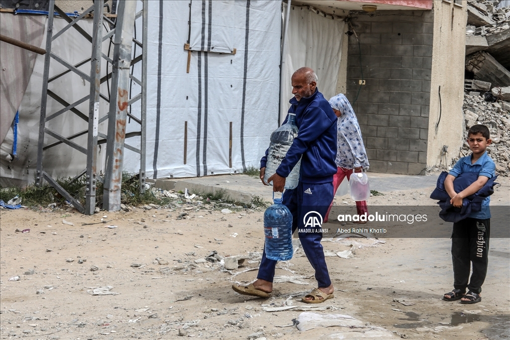 İsrail saldırıları altındaki Gazze'de Filistinliler temiz suya erişmek için her gün mücadele veriyor