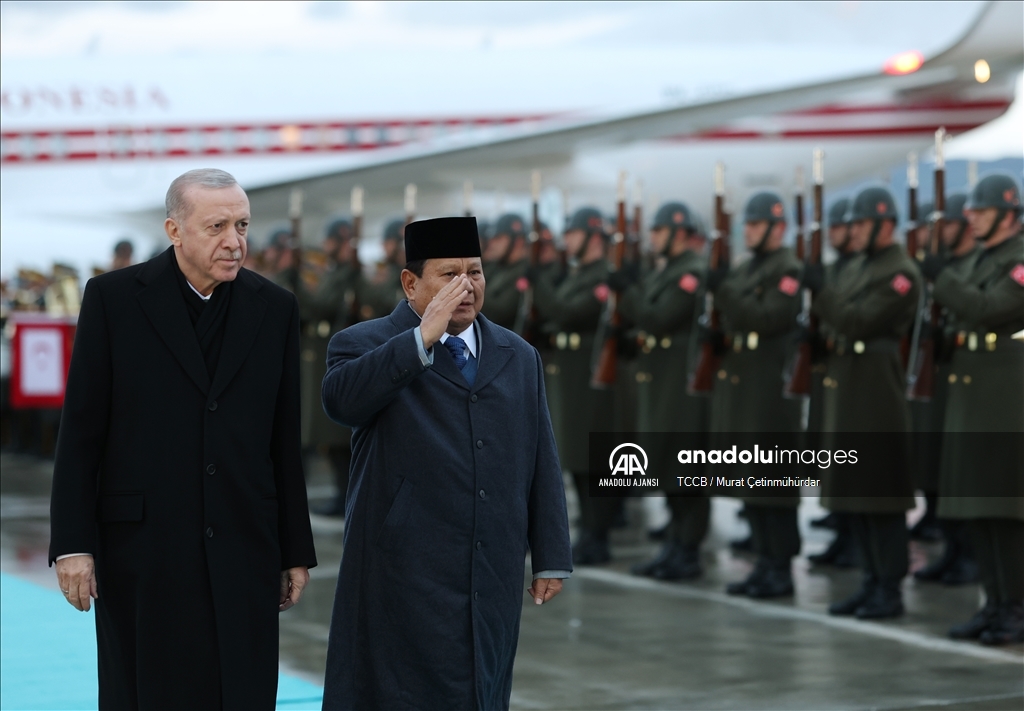 Cumhurbaşkanı Erdoğan, Endonezya Cumhurbaşkanı Subianto'yu havalimanında karşıladı