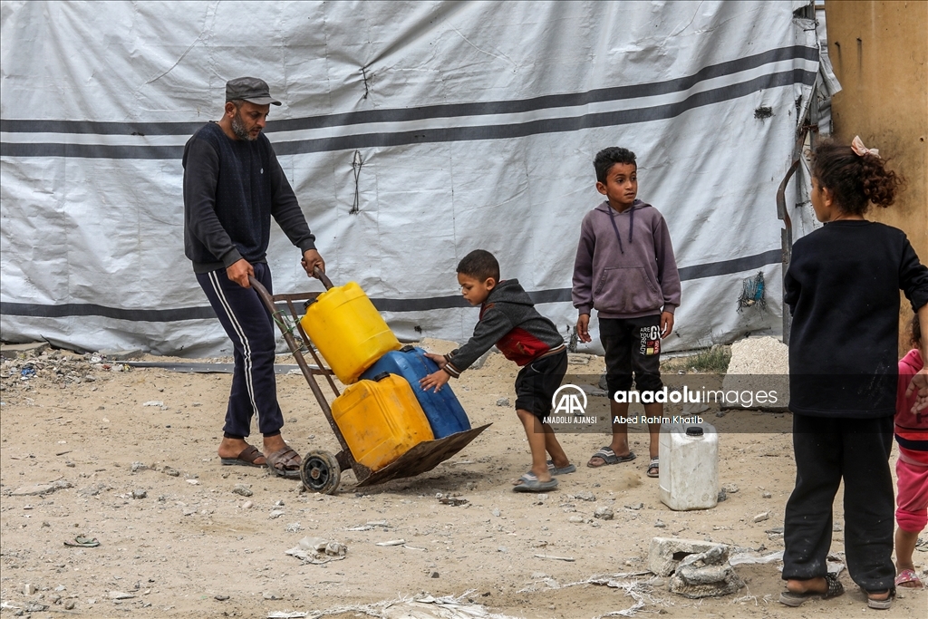 İsrail saldırıları altındaki Gazze'de Filistinliler temiz suya erişmek için her gün mücadele veriyor