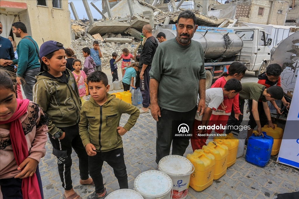 İsrail saldırıları altındaki Gazze'de Filistinliler temiz suya erişmek için her gün mücadele veriyor