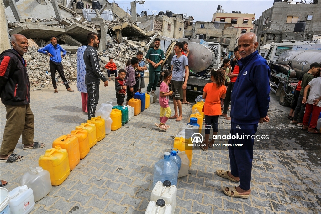 İsrail saldırıları altındaki Gazze'de Filistinliler temiz suya erişmek için her gün mücadele veriyor