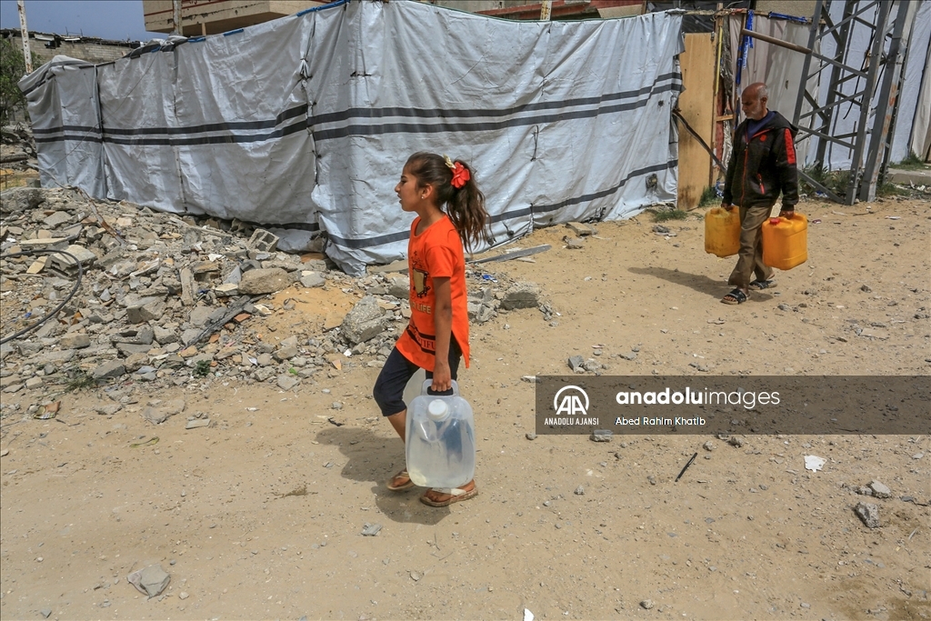 İsrail saldırıları altındaki Gazze'de Filistinliler temiz suya erişmek için her gün mücadele veriyor