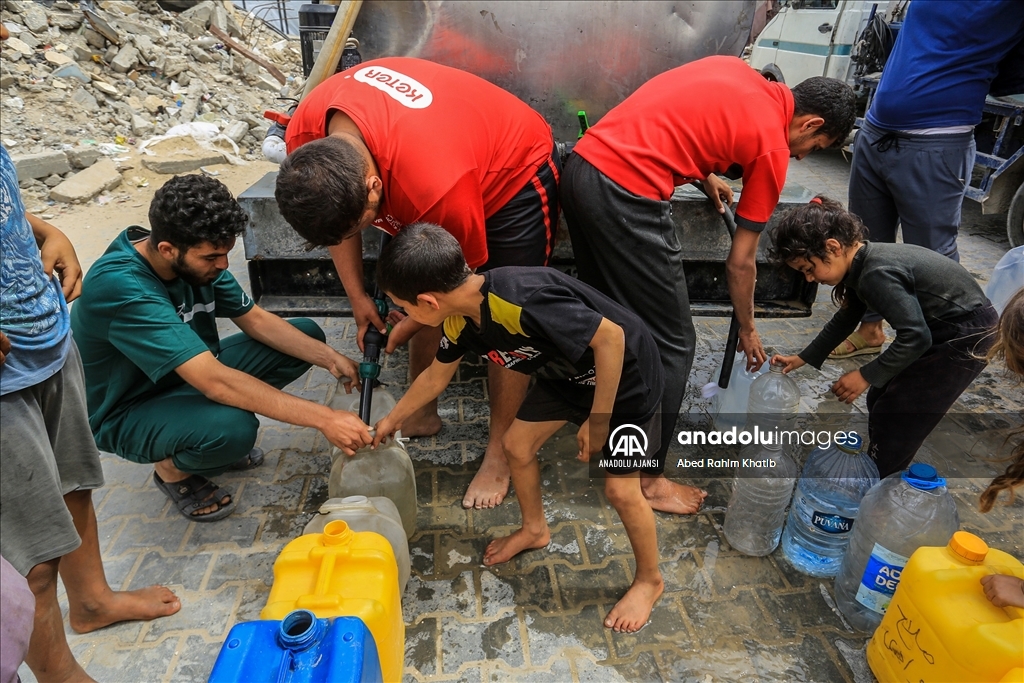 İsrail saldırıları altındaki Gazze'de Filistinliler temiz suya erişmek için her gün mücadele veriyor