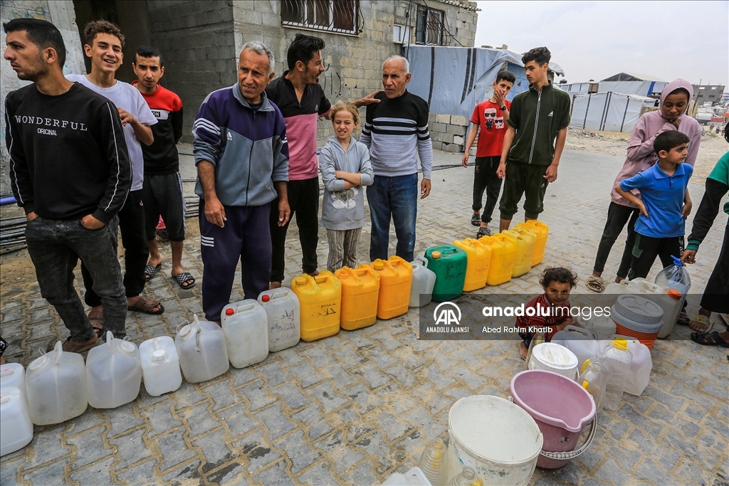 İsrail saldırıları altındaki Gazze'de Filistinliler temiz suya erişmek için her gün mücadele veriyor