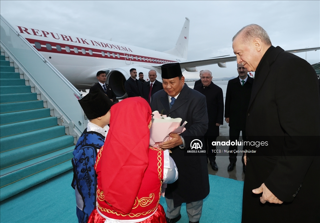 Cumhurbaşkanı Erdoğan, Endonezya Cumhurbaşkanı Subianto'yu havalimanında karşıladı