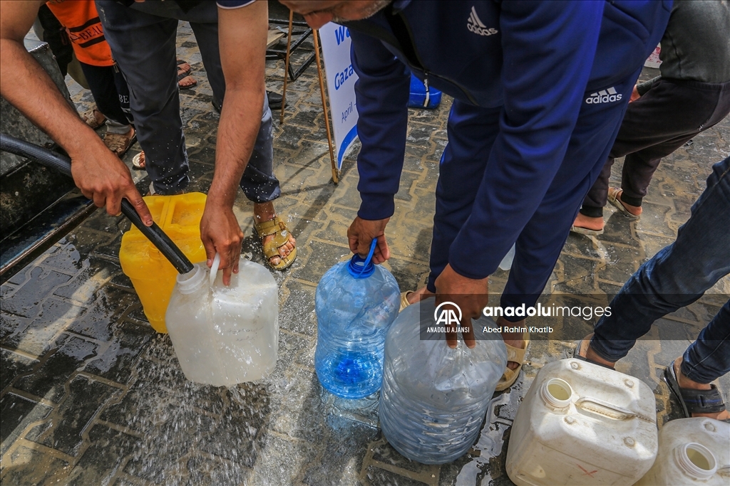 İsrail saldırıları altındaki Gazze'de Filistinliler temiz suya erişmek için her gün mücadele veriyor