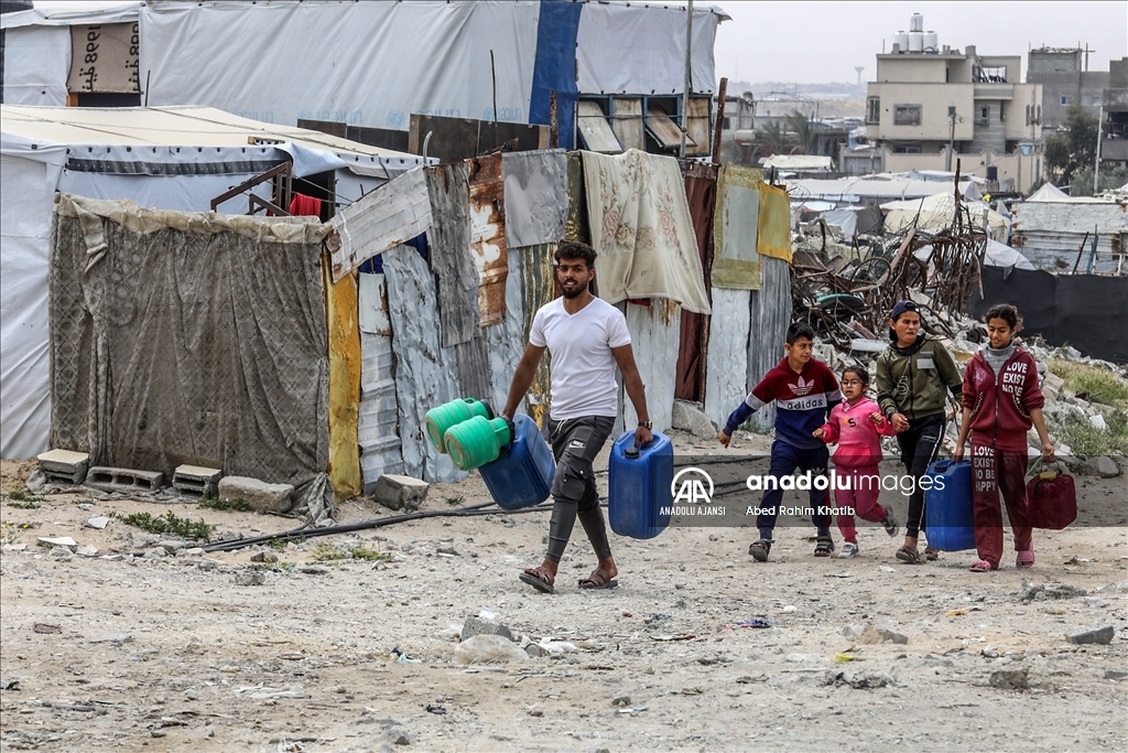 İsrail saldırıları altındaki Gazze'de Filistinliler temiz suya erişmek için her gün mücadele veriyor