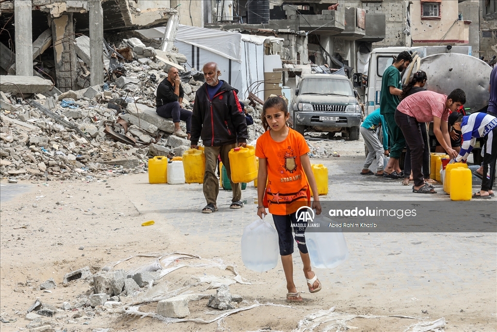 İsrail saldırıları altındaki Gazze'de Filistinliler temiz suya erişmek için her gün mücadele veriyor