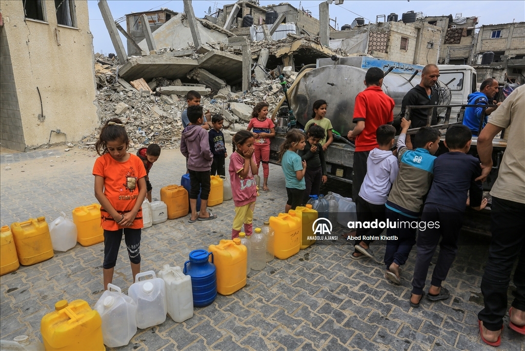 İsrail saldırıları altındaki Gazze'de Filistinliler temiz suya erişmek için her gün mücadele veriyor