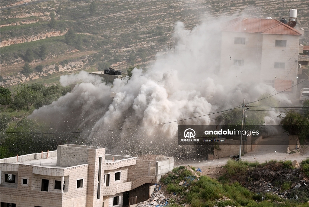 İsrail ordusu Batı Şeria'da bir evi patlayıcılarla yıktı