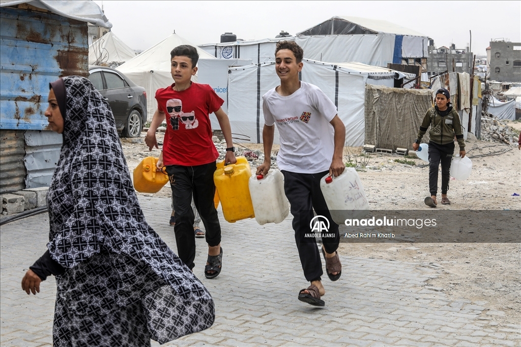 İsrail saldırıları altındaki Gazze'de Filistinliler temiz suya erişmek için her gün mücadele veriyor